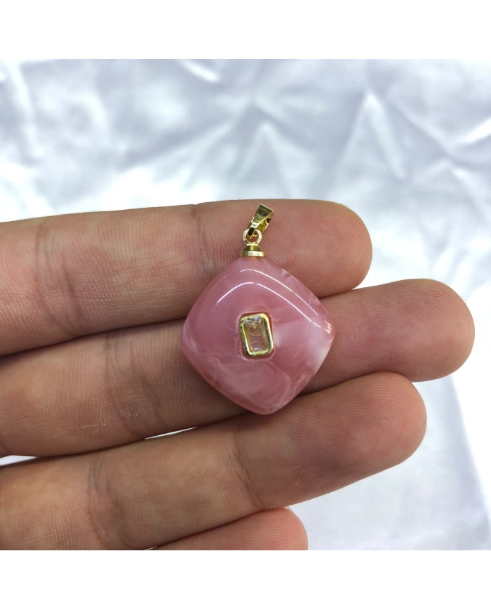 Gül Kurusu Pembe Taş Detaylı Yuvarlatılmış Kare Akrilik Kolye