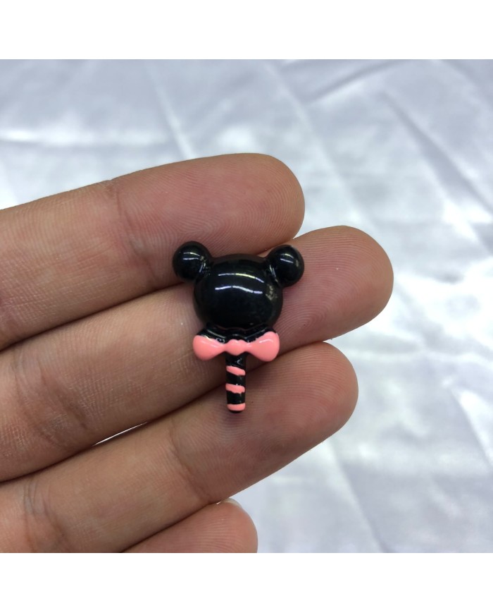 Parlak Siyah Pembe Yuvarlak Kulaklı Fiyonklu Lolipop Figürü 1