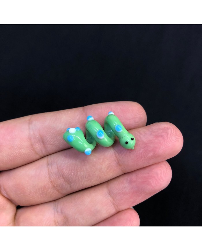 Mint Yeşili Mavi Beyaz Benekli Kıvrımlı Yılan Figürlü Cam Kolye