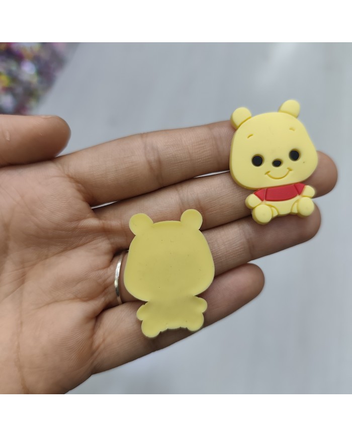 Oturan Winnie the Pooh Figürü Sarı Kırmızı 1 Adet